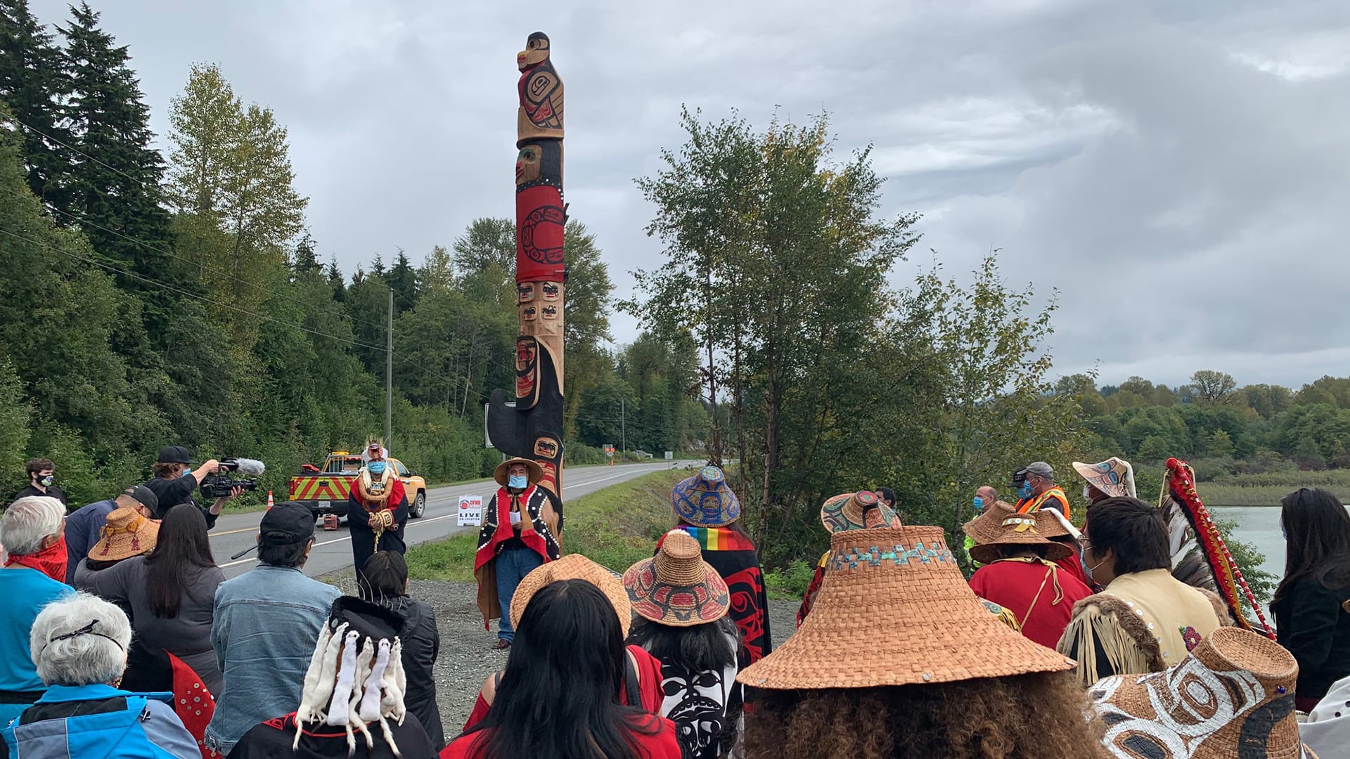 Memorial pole 