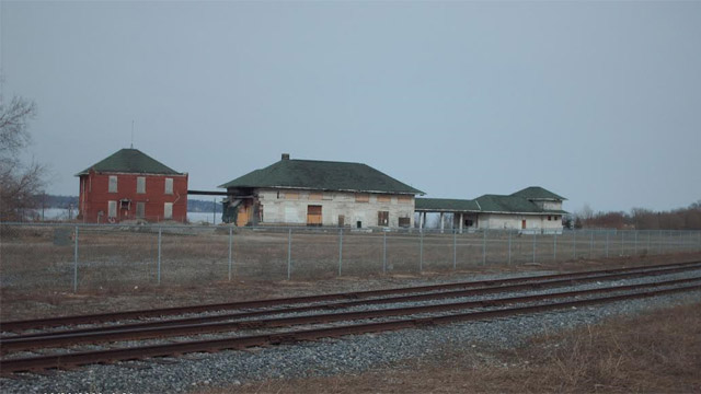 The Allandale station in 2009. The Huron Wendat community was located between the station and the tracks. 